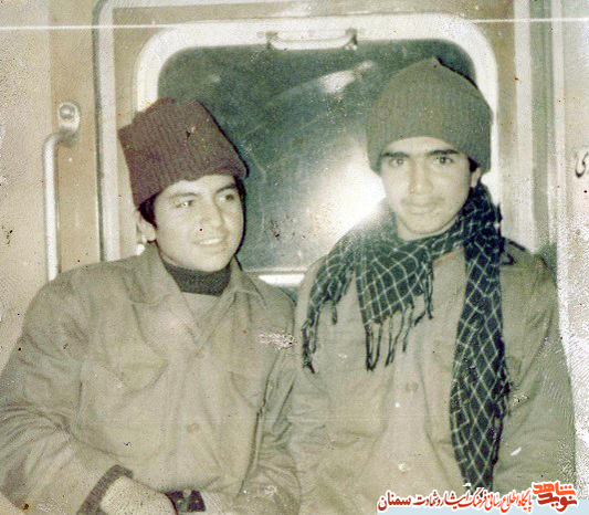 نفر سمت چپ شهید عباسعلی عزآبادی