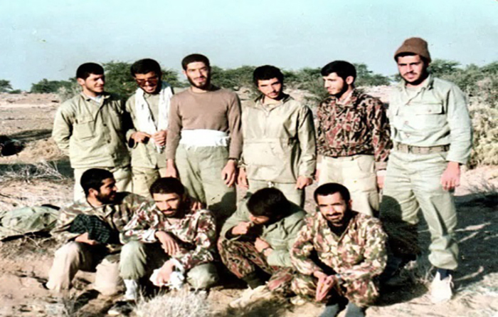 ایستاده از چپ:شهید محمد لطفی،جانباز مالک پور، رضا سر چاهی، شهید رضا موذن، حسین مشکی، ناصر شیخ کبیر/ نشسته از چپ:
شهید شیخ علی فردوسی، علیرضا رضوانی، برادر داروغه، حاج مرتضی جلالی