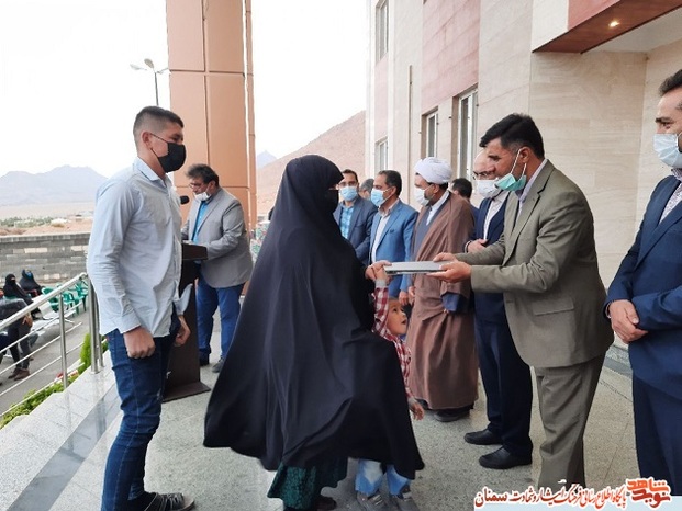 مراسم تجلیل از خانواده‌ معزز شهید مدافع حرم علیرضا کریمی - شهرداری مهدیشهر چهاردهم مردادماه ۱۴۰۰