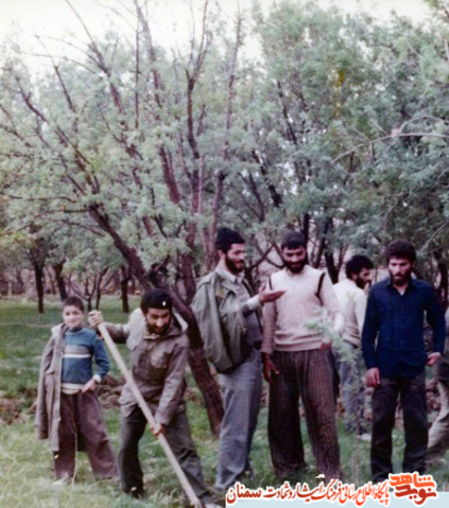 نفر اول از راست شهید رضا همتی