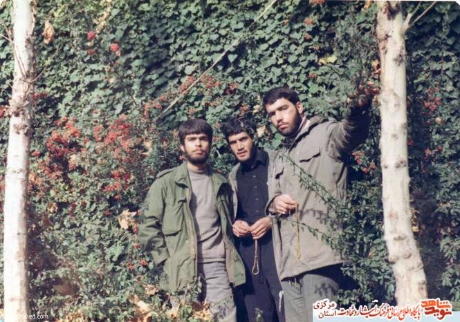 نفر سوم از چپ: تصویر شهید غضنفر داودآبادی