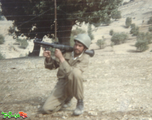 شهید حسین مرشدلو در حال تمرین تاکتیکی با آر پی جی