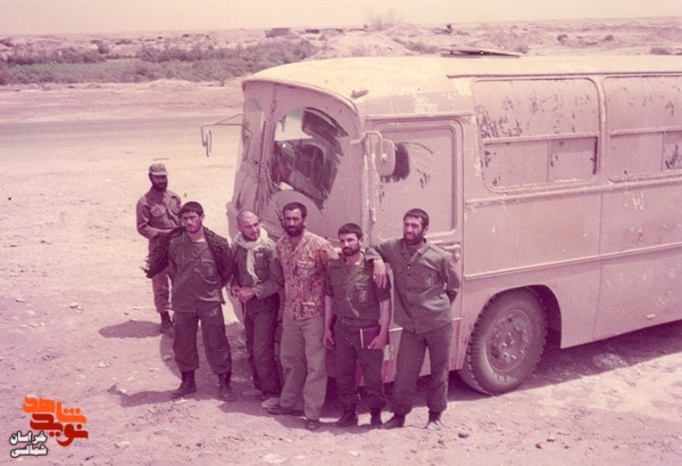 از سمت  راست تصویر : احيامحمد اميری - ملک محمد اکرامی - شهيد برزگر - جليل رستمی - علی شيردل - محمد جمالی (اين عکس در مسير جاده جزيره مجنون در عمليات خيبر گرفته شده