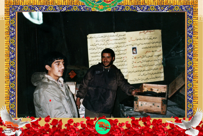 نفر سمت راست شهید رضا شجاعیان