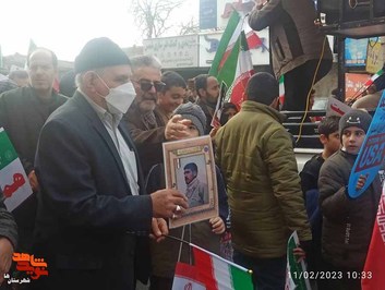 راهپیمایی ۲۲ بهمن در شهرستان اسلامشهر و توزیع تصاویر شهدا