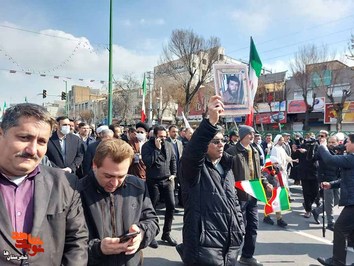 راهپیمایی ۲۲ بهمن در شهرستان ری و توزیع تصاویر شهدا 