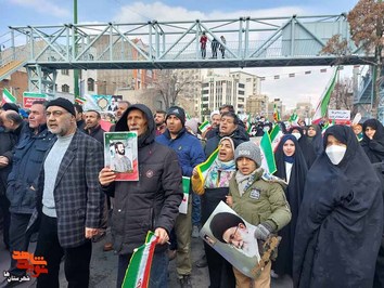 راهپیمایی ۲۲ بهمن در شهرستان ری و توزیع تصاویر شهدا 
