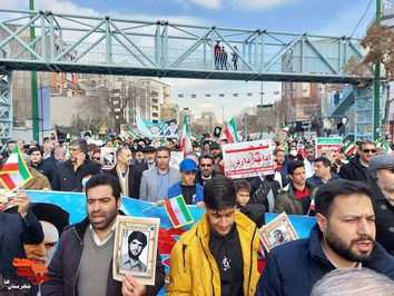 راهپیمایی ۲۲ بهمن در شهرستان ری و توزیع تصاویر شهدا 
