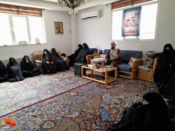 محفل قرآنی نورالشهدا با حضور مادران، همسران و خواهران معزز شهدای شهر شهمیرزاد- بیست و دوم اسفندماه ۱۴۰۱ منزل شهید جبرئیل بیدقی