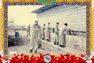 نفر جلوی تصویر شهید نوروزعلی امیرفخریان