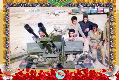 نفر اول نشسته از راست شهید محمدرضا بینائیان