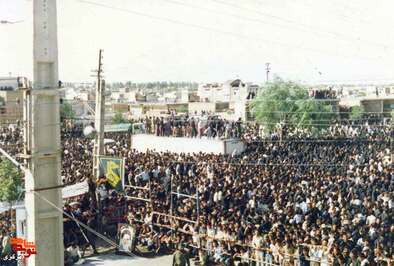 استقبال از آیت الله خامنه ای که در آن زمان رئیس جمهور بودند-اراک 1365