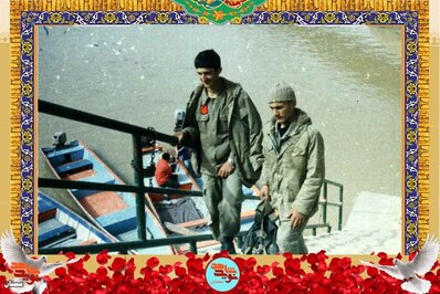 نفر سمت چپ شهید غلامرضا کرکه‌آبادی