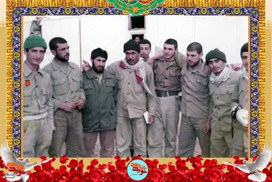 نفر سمت چپ شهید غلامرضا کرکه‌آبادی