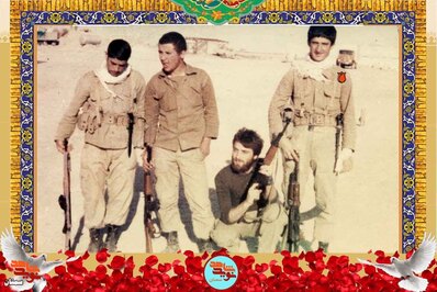 نفر سمت راست شهید غلامرضا کرکه‌آبادی