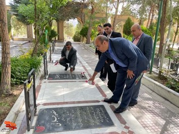 ادای احترام جمعی از فرهنگیان و خادمیاران رضوی به مقام شامخ شهدا در روز معلم- دوازدهم اردیبهشت ۱۴۰۳ گلزار شهدای شهرستان شاهرود