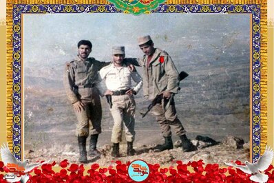 نفر سمت راست شهید حسین حمزه