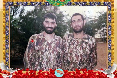 نفر سمت چپ شهید محمدتقی همتی