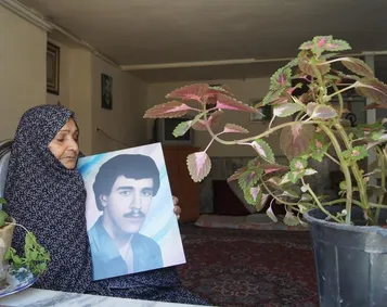 یک پلاک تنها یادگاری مادر غلامرضا ایزدی از فرزند شهیدش است